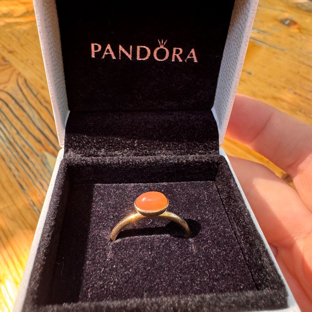 PANDORA 14K Yellow Gold Cabochon
Love Pod Ring